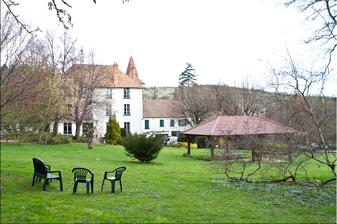 Three plastic chairs on a green lawn, Hostellerie Saint-Martin, Perignat-les-Sarlieve