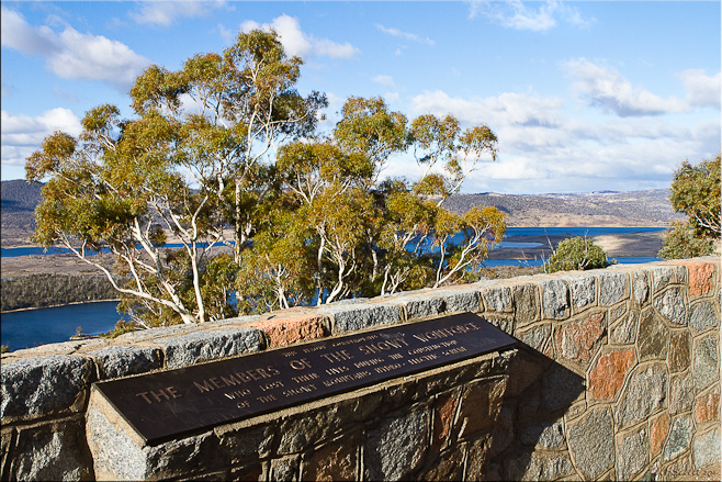 Plaque: "The Members of the Snowy Workforce", agains Lake Jindabyne 