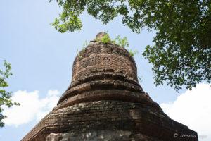 Bell-shaped laterite chedi