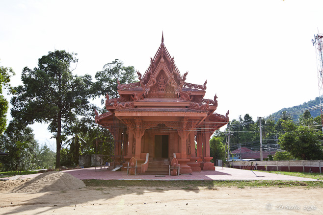 Terracotta coloured thai temple building. วัดราชธรรมาราม  Wat Ratchathammaram