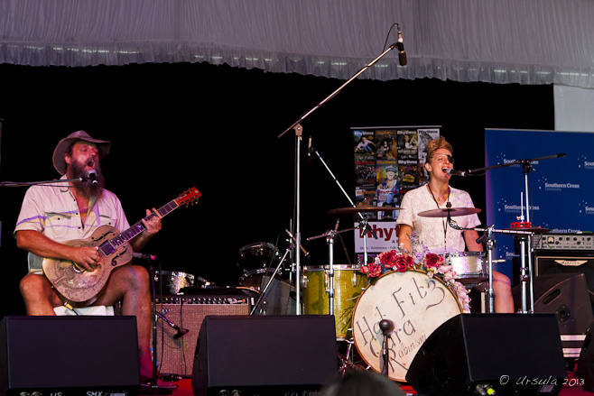 Male guitarist and female percussion on stage: Hat Fitz and Cara Robinson