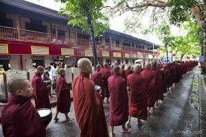 Line of Burmese Theravada buddhist monks, Mahagandaryon Monastery