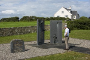 Statue at the side of the road: 