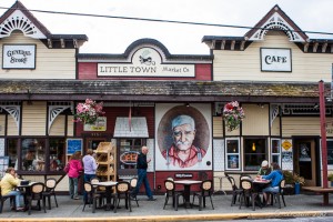 Shop fronts, cafe tables and the mural of long-time Chemainus BC resident, Billy Thomas