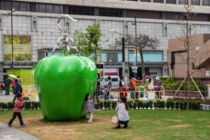 Big Apple sculpture (Earth) by Kum Chi-Keung