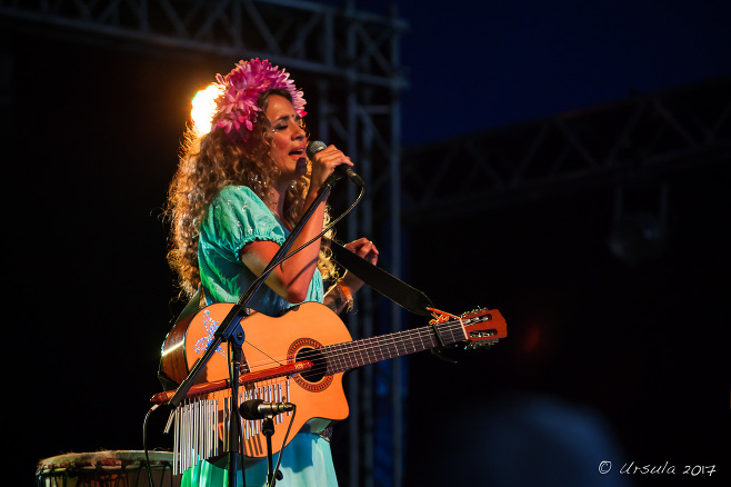 Lucy Gallant singing on stage at Byron Bluesfest 2017