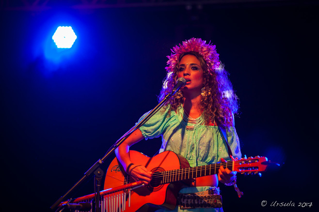 Lucy Gallant singing on stage at Byron Bluesfest 2017