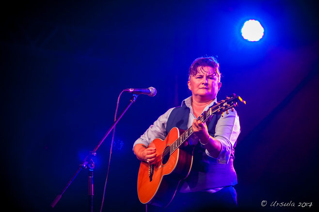 Irish Mythen playing guitar at Byron Bluesfest 2017