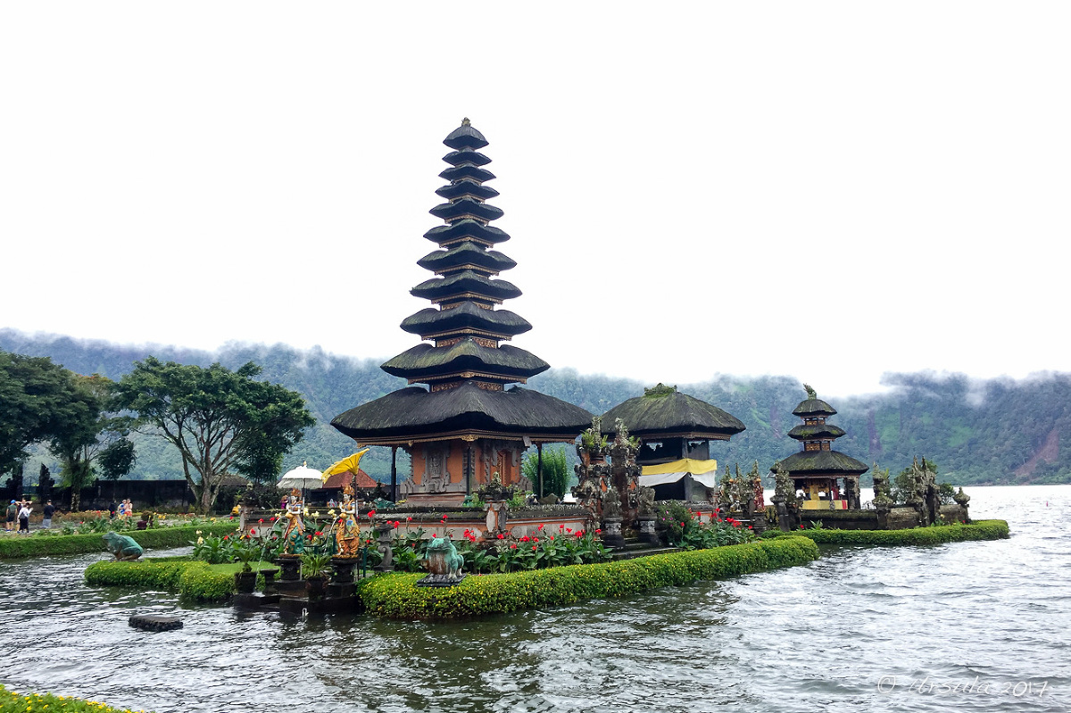 Bali's Pura Ulun Danu Beratan in the Rain – an iPhone Set » Ursula's Weekly  Wanders, image size:1200x799