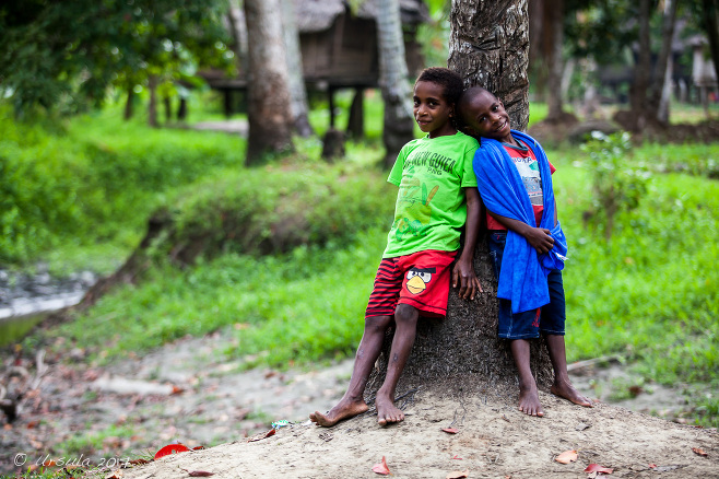 Young children at a tree, Kanganaman Village, PNG 