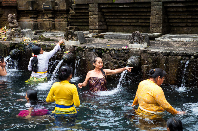 Balinese women bathing at Pura Tirta Empul