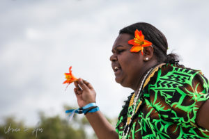 Female Malu Kiai Mura Buai dancer with flowers, Boomerang Byron Bay 2019