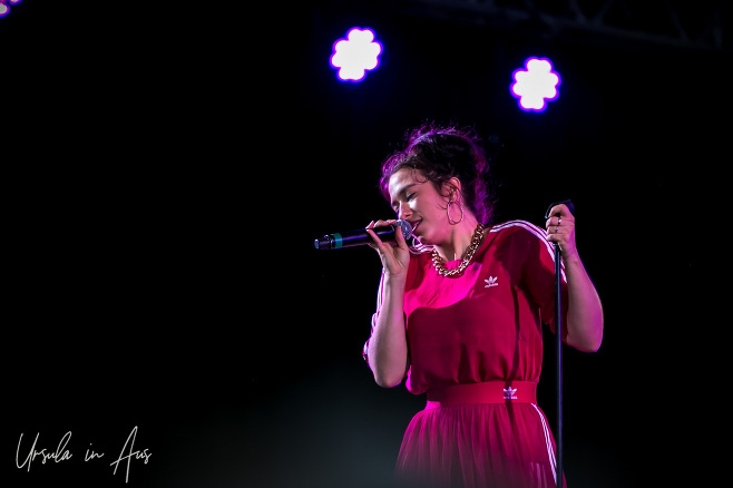 Caiti Baker singing, Byron Bay Bluesfest 2019, AU