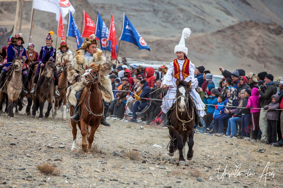 Jogos Tradicionais De Cavalo Kazakh Do Festival Da águia Dourada Foto  Editorial - Imagem de dourado, étnico: 178819986