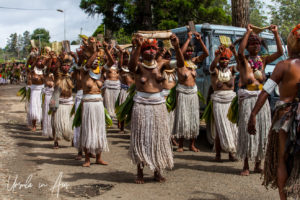 Elimbari Culture Group on the street leading to the festival grounds, Mt Hagen PNG