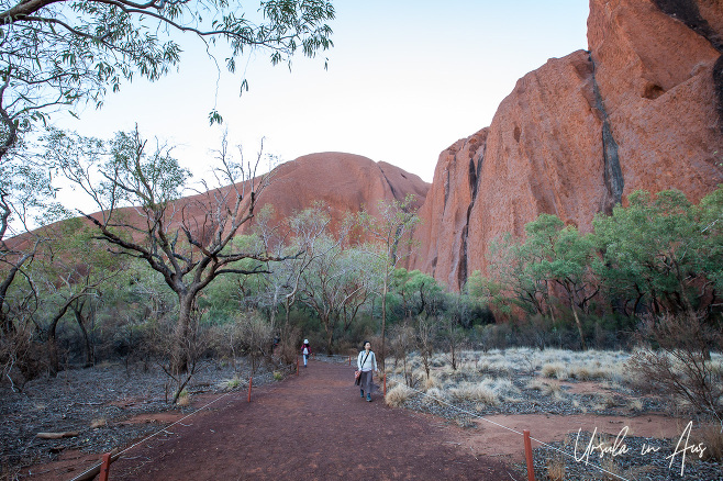 Walkers on the Base Walk, Kantju Gorge, Uluṟu, NT Australia