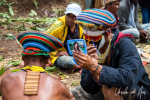 Western Highland men applying face paint, Mt Hagen, Papua New Guinea