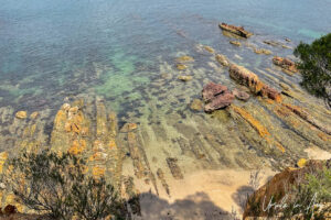 Patterns of colour in the rock and water below the Budginbro Lookout,