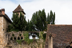 Decorative stone fence and square towers, Musée Rignault, Saint-Cirq Lapopie, France