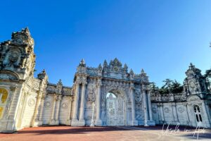 Ornate Imperial Gate of the Dolmabahçe Palace, Beşiktaş İstanbul, Türkiye