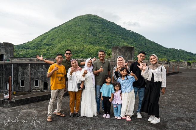 An Indonesian family on Fort Belgica, with Gunung Api in the background.